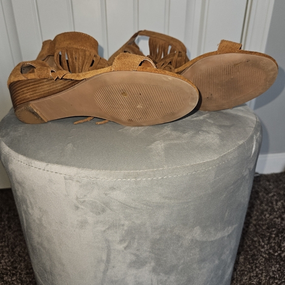 Cognac brown fringe wedge sandal size 6. It runs big fits like a 7 - Picture 3 of 4